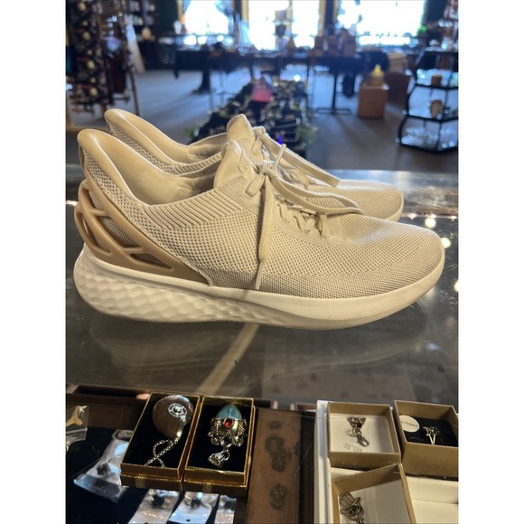 Kizik Other - Kizik Mens 9 Crème Slip On Sneaker Great Condition Neutral Colors